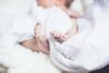 Är det farligt att sova med bebisen?