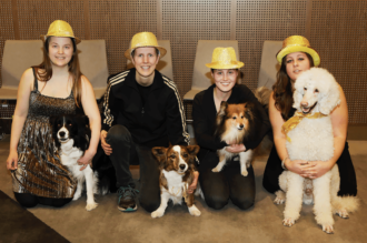 330 glada hundar firar nyår på Arlanda