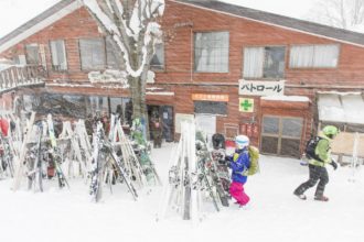 Snöstormen yr på dalstationen på Hakkoda Mountain, Aomori Prefecture, Japan