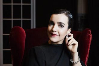 Porträtt av Shima i röd fåtölj