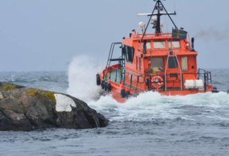 räddningsbåt på väg ut