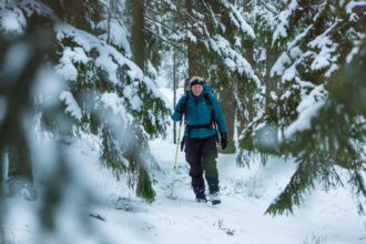 Maria Atterving vid Finnsjöns vindskydd på Sörmlandsleden etapp 17
