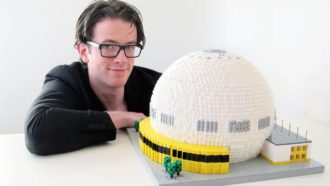 Gabriel Bremler med sin modell av Globen