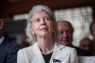 Porträtt av Ane Uggla som kolla snett uppåt