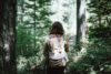Kvinna som vandrar i skogen