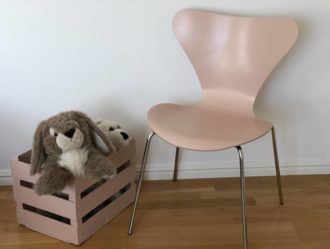 Uppfixat prylfynd. Designer Arne Jacobsens ikoniska laminatstol har fått nya färglager över den formpressade sitsen.