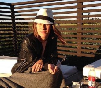 Therese Bassler är Stylecoach och hjälper kvinnor och män att må bättre med hjälp av rätt kläder i garderoben