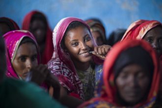 Leende kvinna från Afarregionen i Ethiopien