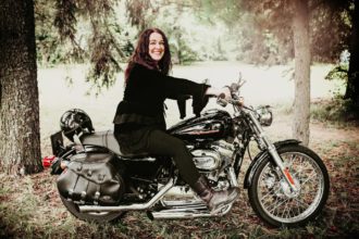 Ulrika Jäger på sin motorcykel