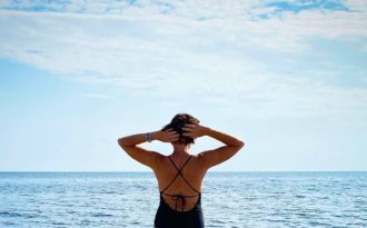 Kvinna kollar ut mot öppet hav