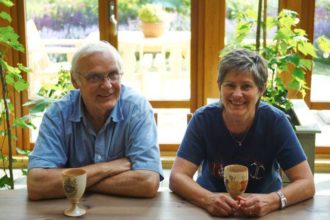 Thomas ville köpa ett torp, Anna-Lisa var tveksam, istället byggde de en alldeles egen vinterträdgård – exotiskt grön året om.