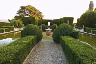 Genom Villa Gamberaias vattenparterr fortsätter siktlinjen mot den djupskapande, halvcirkelformade Teatro di Verzura.