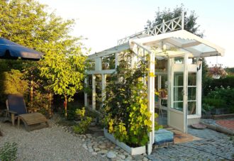 Fönster av olika dimensioner och snickarglädje har gjort Astrid och Görans uterum extra hemtrevligt.