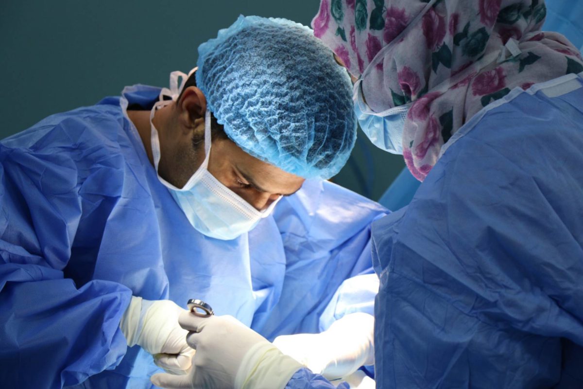Möt plastikkirurgen Nabil som hjälper Libaneser få en bättre självbild efter explosionen