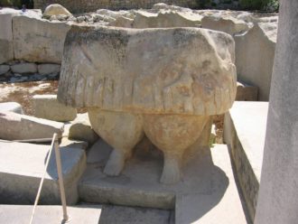 Stenfiguren som är en kvinna