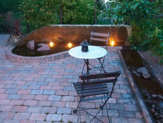 Den fyllda honungsrosen ’Hybrida’, placerad vid övergången till lunden, sveper in hela uteplatsen i en underbar doft när den blommar i juli.