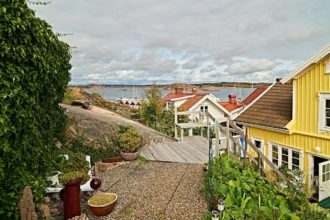 Halvvägs uppför bergssidan har Ragnhild och Bo placerat en avsats. Där kan man vila och blicka ut över hus, hav och fastland.