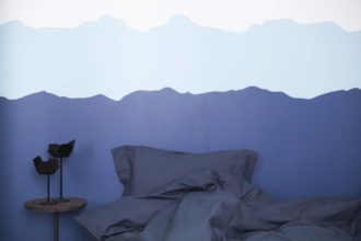 Olika nyanser av blått ovanför sängen