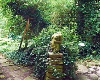 Ulf Trotzig köpte kvinnan utan huvud i en vanlig affär, så har de flesta skulpturer hittat vägen till hans trädgård. De ska förefalla hårt åtgångna av tidens tand.