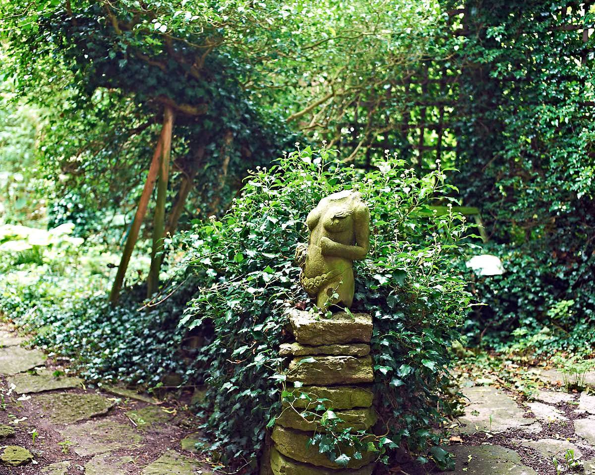 Ulf Trotzig köpte kvinnan utan huvud i en vanlig affär, så har de flesta skulpturer hittat vägen till hans trädgård. De ska förefalla hårt åtgångna av tidens tand.