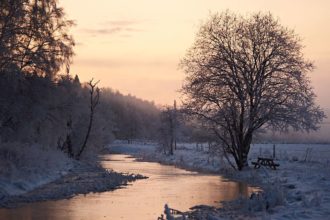 Märstaån, en kall vinterdag, med allt vatten samlat inför utloppet i Mälaren.