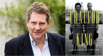 Andrew Lownie till vänster, hertigparet till höger