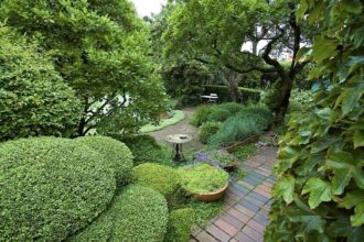 Ulla Molins skapelse i Höganäs både kittlar fantasin och andas lugn och harmoni.