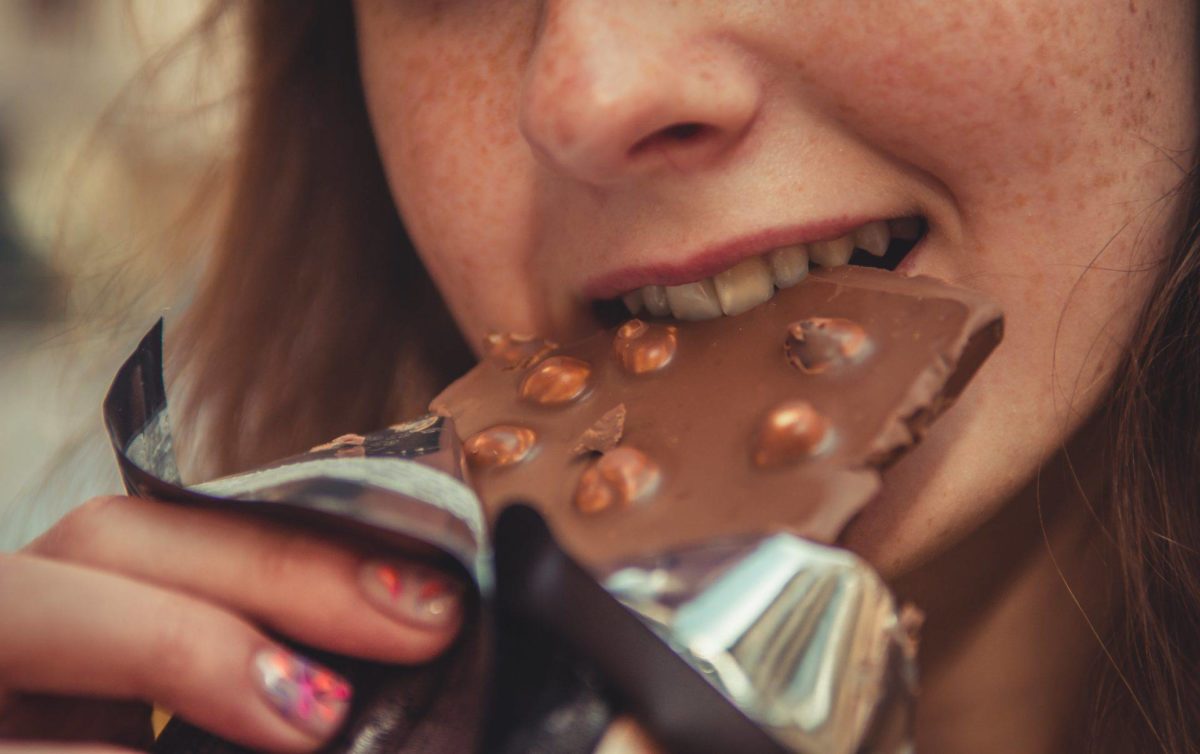 Kvinna äter choklad