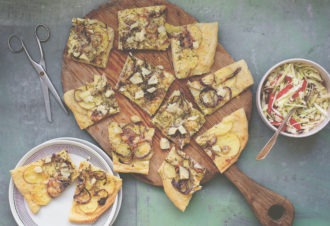 Pizza i mindre bitar på skärbräda plus sallad