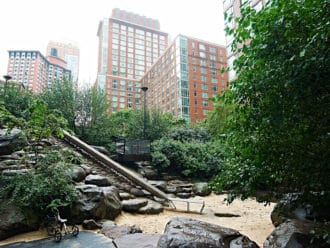 Den branta rutschbanan i Teardrop Park på södra Manhattan.