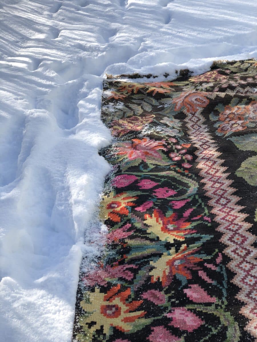 Mönstrad och färgglad matta i snön.