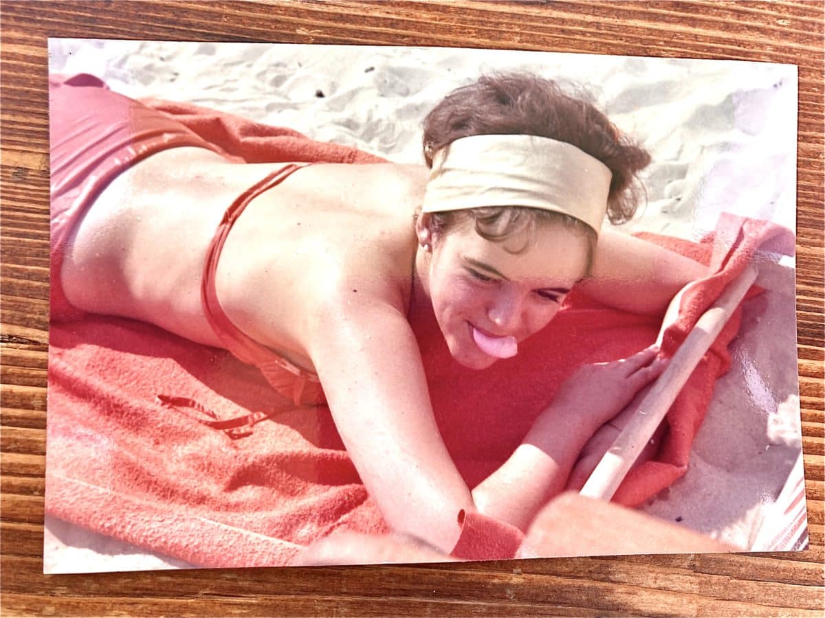 Inger Ballinas på stranden i Palma Nova. Bikinin har hon sytt själv.