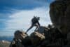 Person klättrar uppför ett berg