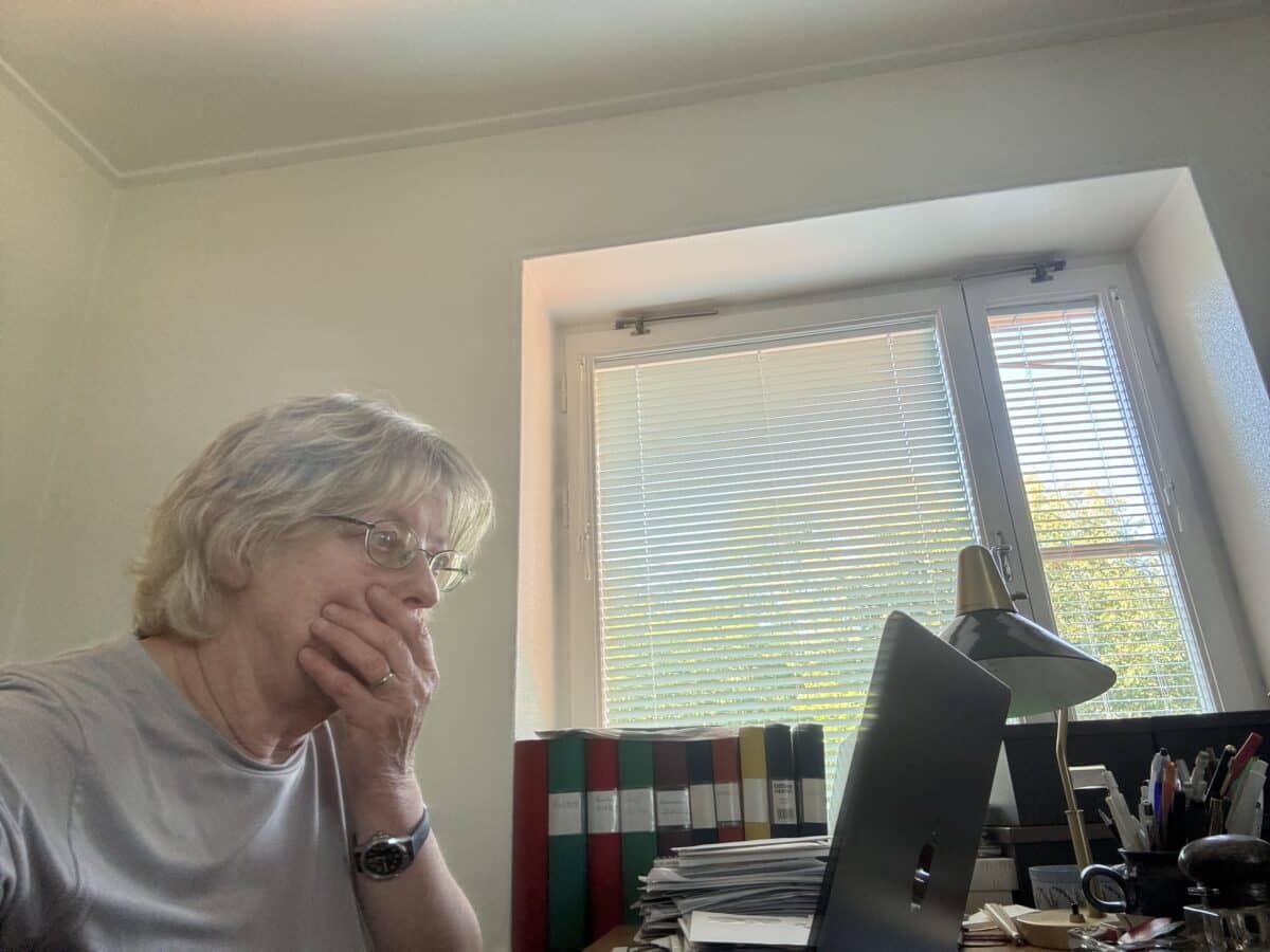 Äldre kvinna som inser att hon har blivit lurad. Foto: Dagmar Forne